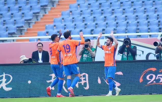 泰山3-1逆转海港：韩鹏率队阻击夺冠，媒体人热议