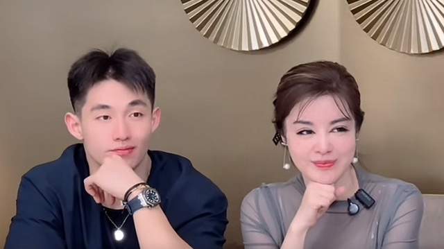 54岁于文红携24岁男友与17岁儿子现身，现场互动引热议