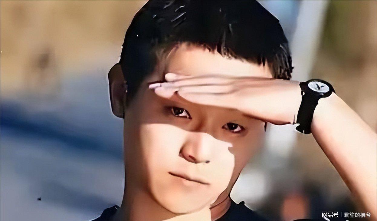 窦靖童直播调侃父亲窦唯秃头，真实幽默引发热议