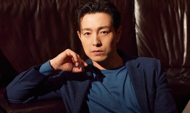 糊了22年，他终于凭借「性张力」火了