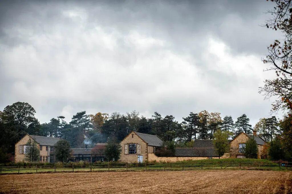 贝克汉姆夫妇再陷邻里纠纷：修路计划引发科茨沃尔德居民抗议