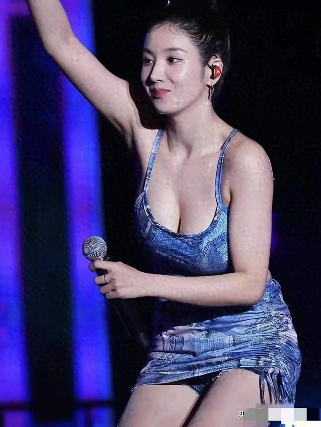 权恩妃雨中激情演唱，泥泞双腿难掩敬业光芒