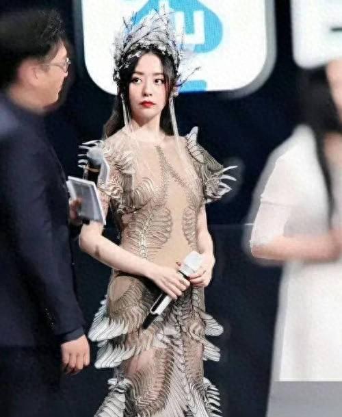 哇塞！张靓颖这透视裙，简直像“没穿”！网友看傻！