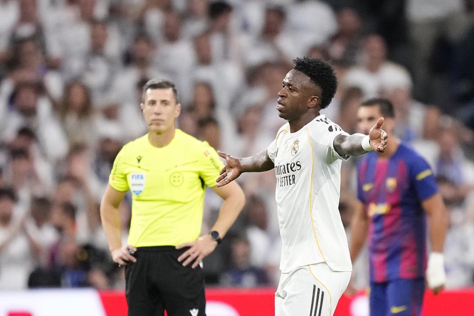 皇马1.5亿巨星维尼修斯被换下后爆发不满，直接返回更衣室引热议