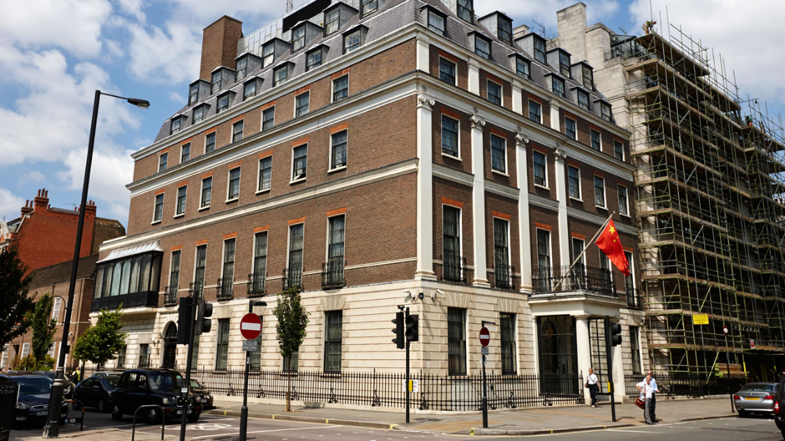 中国外交部严正表态：英方拖延使馆审批将承担后果