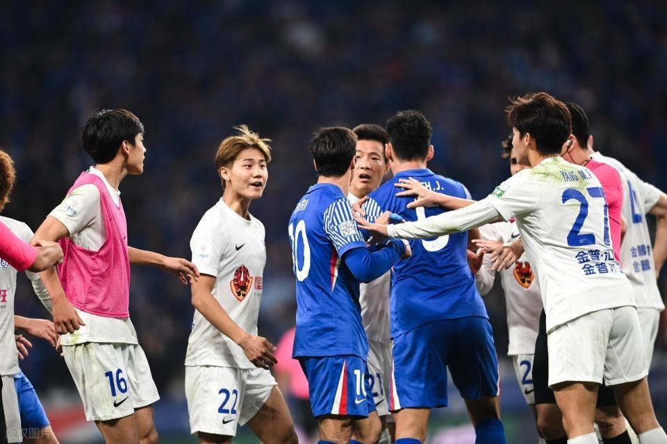 申花10号外援特谢拉吐口水引冲突，英博官方申诉或致其禁赛