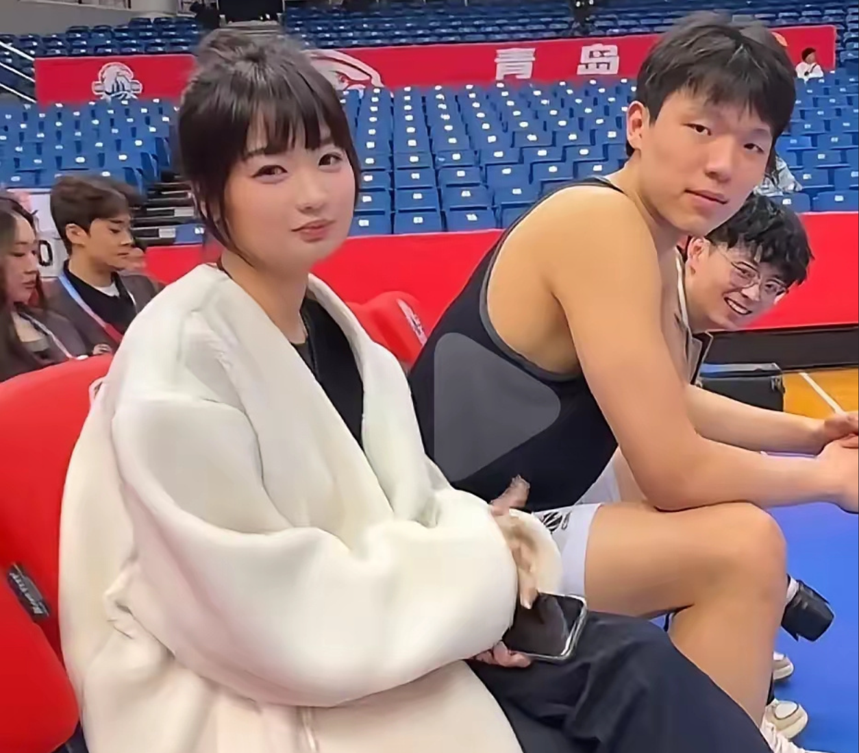 杨瀚森女友怒怼极端球迷：开黄腔遭回击，网友力挺辣妹子