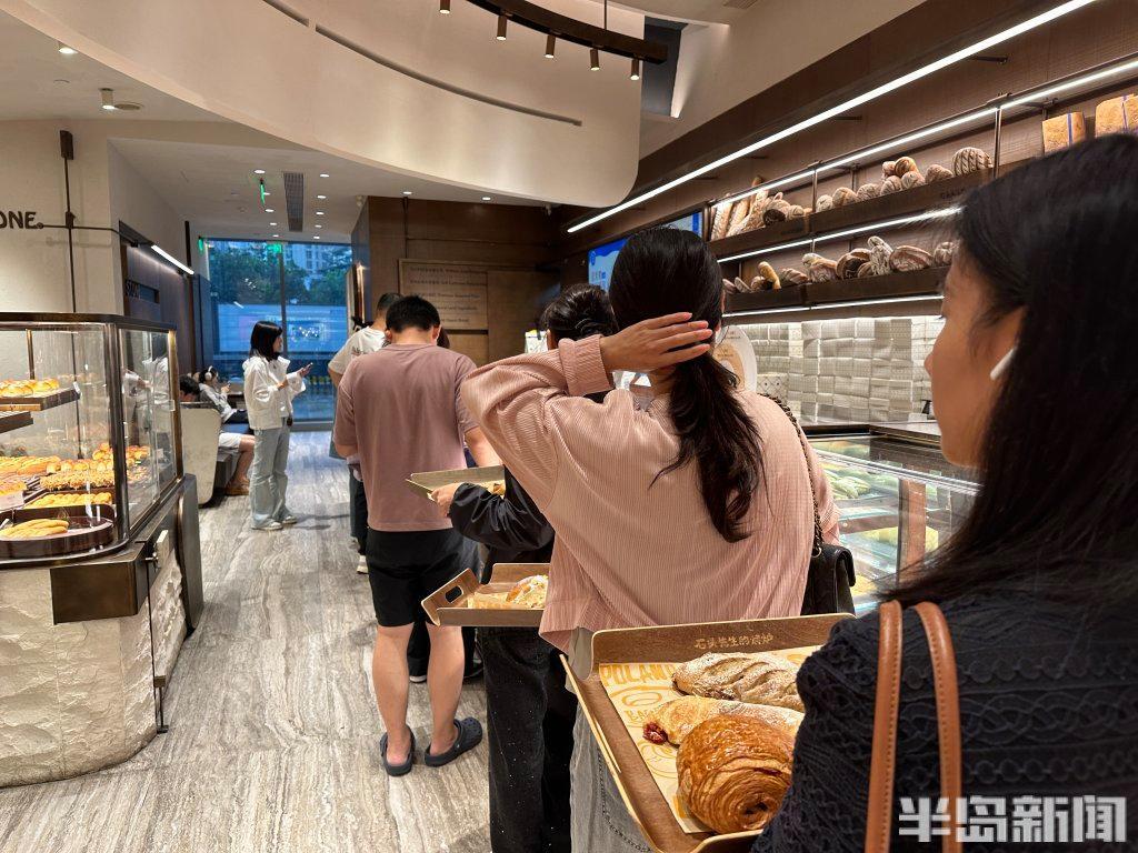 35元天价面包遭疯抢：年轻人排队为体面还是社交幻觉？
