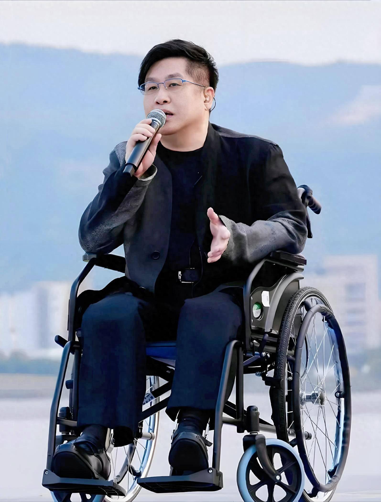 郑智化吐槽大陆机场引争议，监控曝光后评论区反转