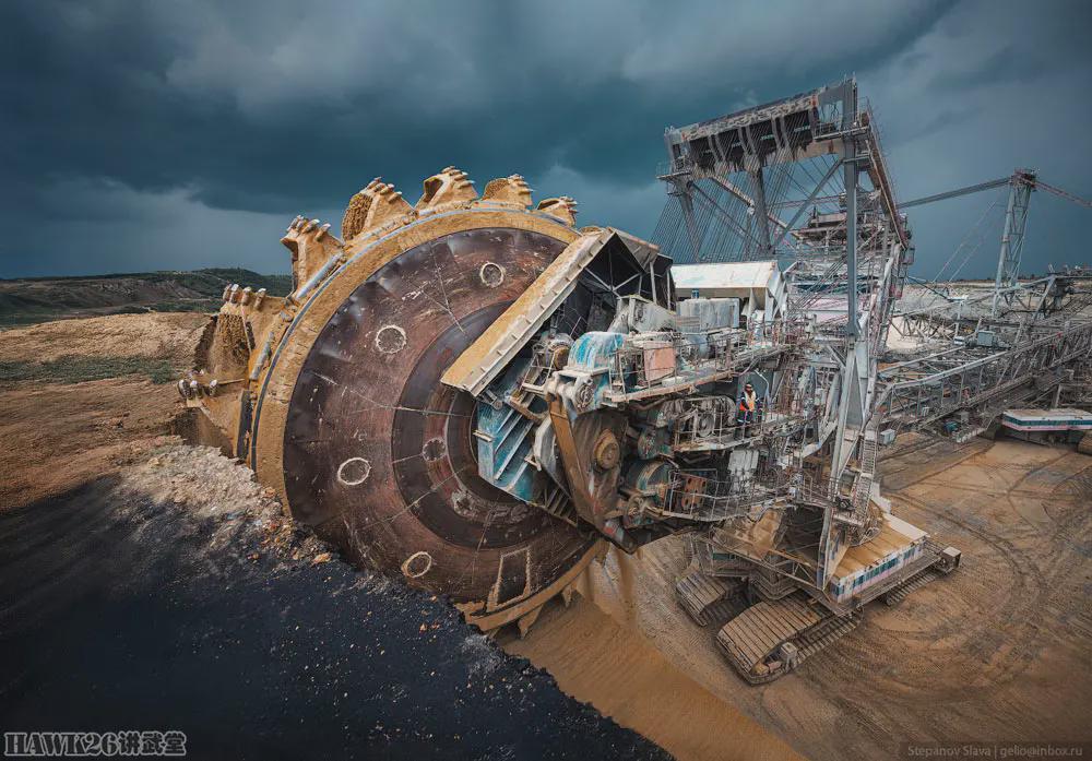 纳扎罗夫斯基露天煤矿的开采流程 巨型机械昼夜不停 彻底改变地貌