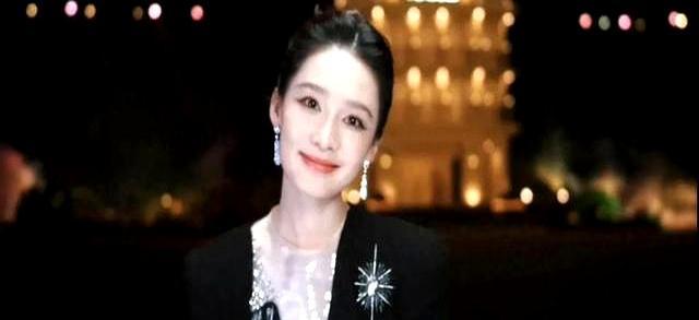 李沁低调亮相却成盛典焦点，作品与实力成就最大赢家