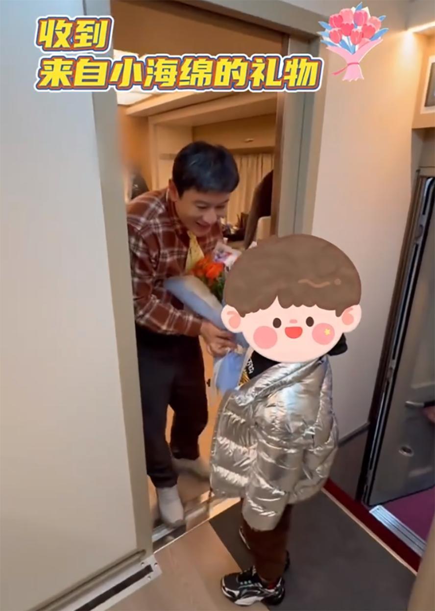 8岁小海绵暖心探班黄晓明，献花互动尽显父子情深