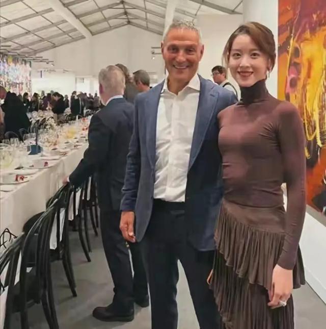 章泽天瘦身惊艳，烫发后更显个性，与杜海涛同框摆拍