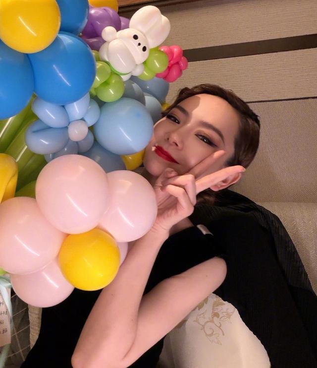 戚薇41岁生日庆生现场曝光：大快朵颐螃蟹烧烤，怀抱气球花束笑靥如花