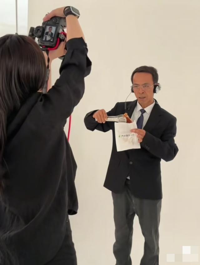 鸡排哥跨界拍定妆照，网友直呼太有范儿！