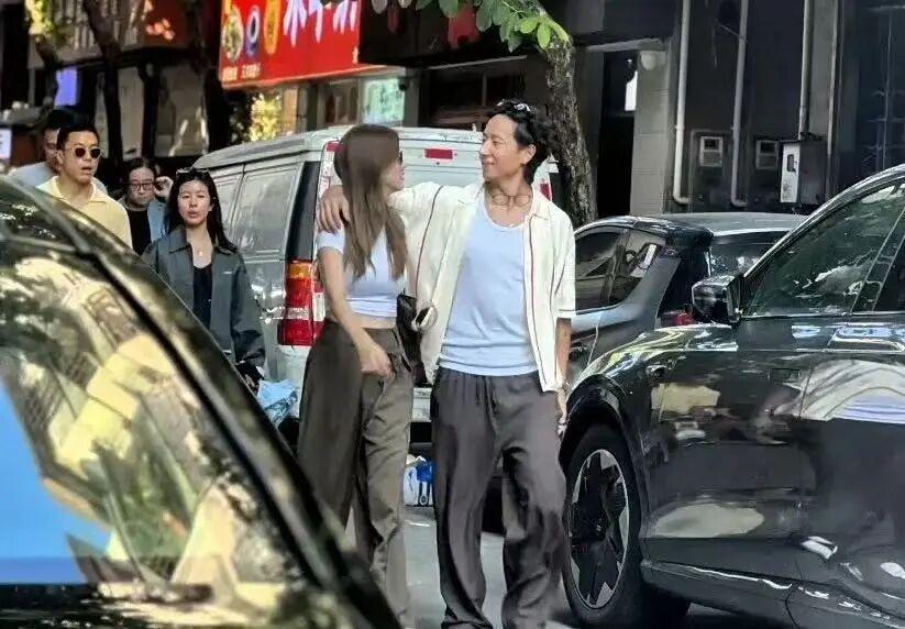 吴千语施伯雄逛街引热议：男方发福显大叔感，婚后两年未育仍恩爱