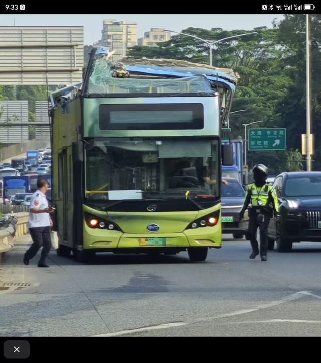 深圳双层巴士高架桥下被‘剃头’ 事故原因待查