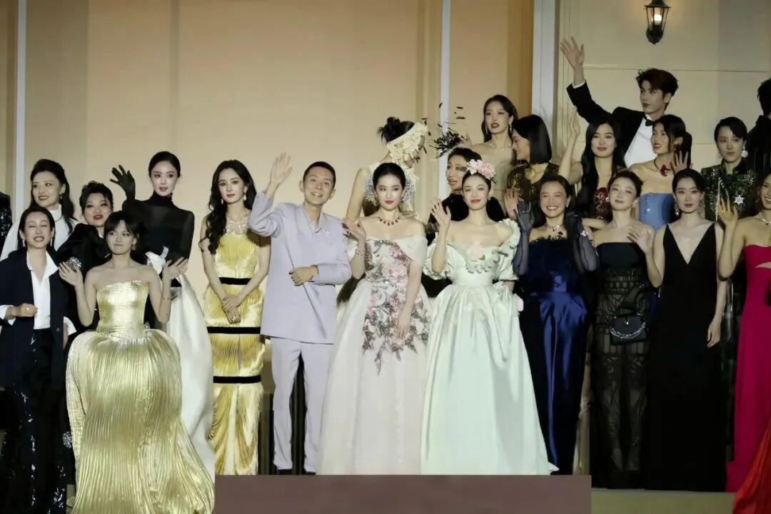 钟楚曦抢C位被骂退圈：是冤枉还是咎由自取？