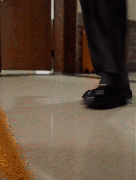 《法助穿越之厉家掌柜竟是我》：穿越喜剧+普法新体验