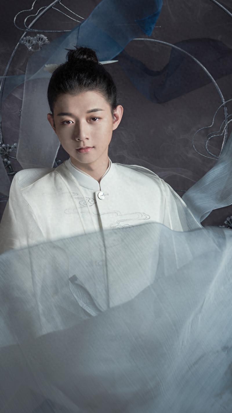 霍尊4年后复出引关注，陈露涉敲诈入狱现状曝光