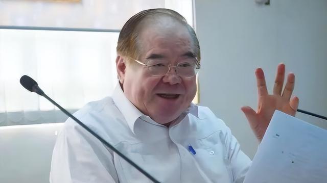 郑丽文主持会议现场