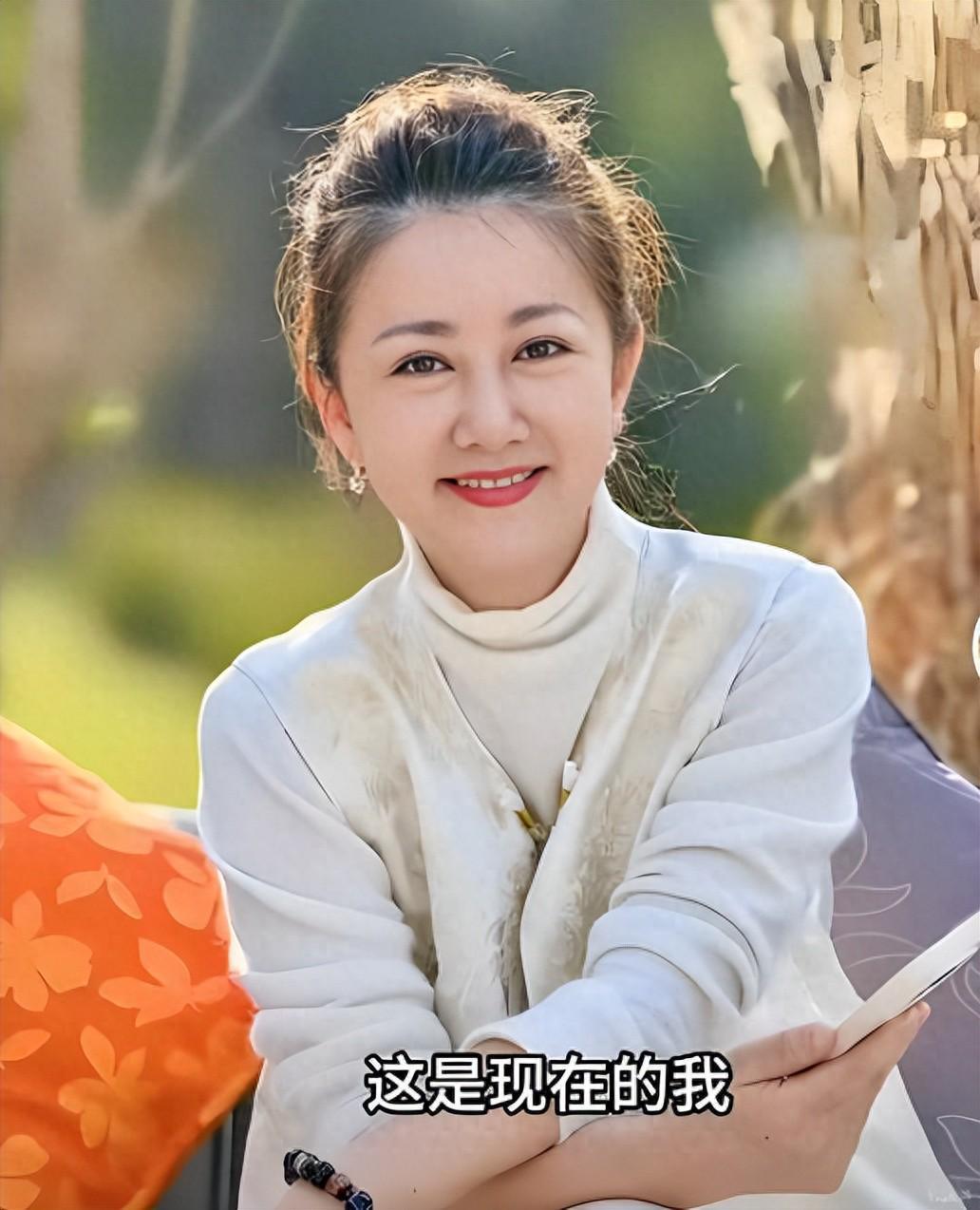 知名主持人施琰，定居上海20年，53岁仍不显老，台上台下都风光