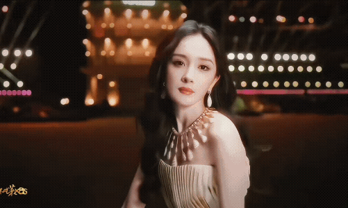 上海这一夜硝烟弥漫，刘亦菲不让位，杨幂翻白眼，明星装扮太辣眼