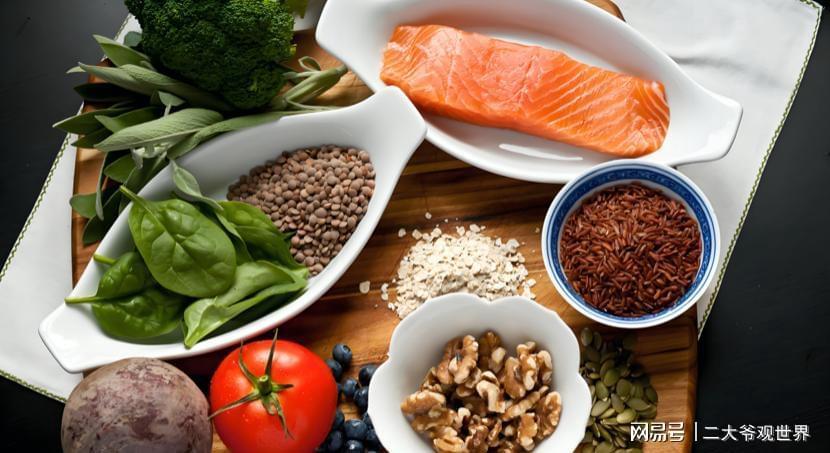 112岁老人长寿秘诀：吃素运动非重点，这3点才是关键