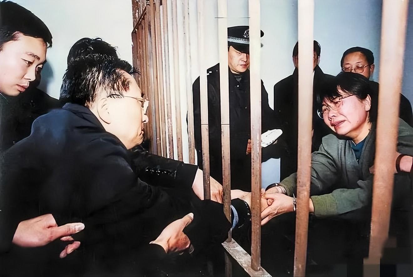 沈阳巨贪马向东注射死刑前痛哭，与发妻诀别难舍