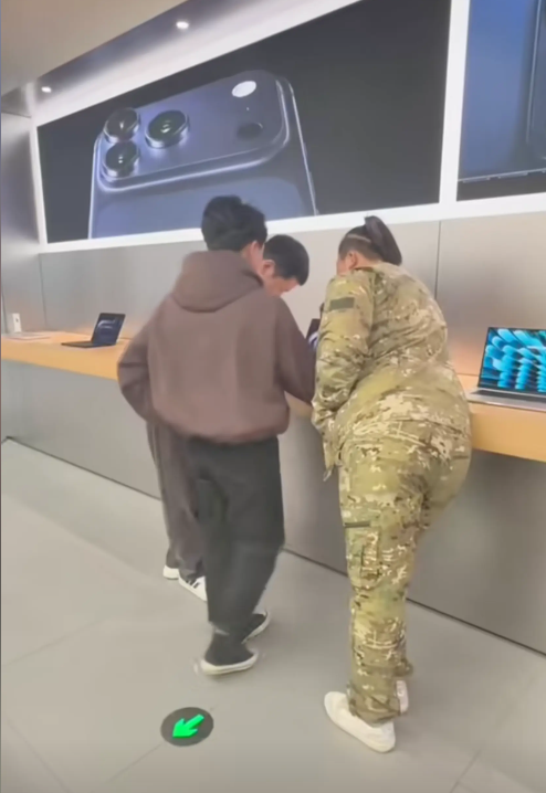 东北雨姐近况曝光：万元购机、豪迈抽烟，封禁后生活引热议