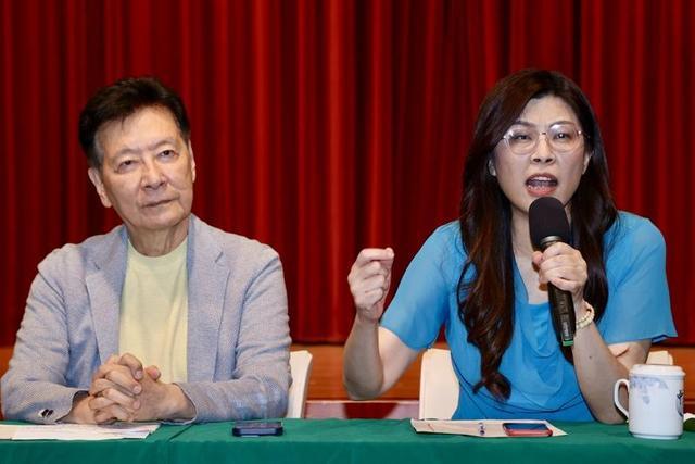 郑丽文向朱立伦赵少康抛橄榄枝：呼吁蓝营团结对抗民进党