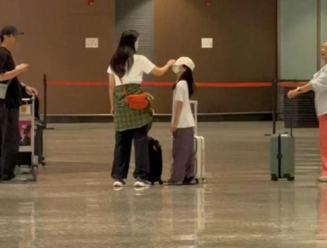 汤唯一家温馨出行被拍，女儿身高直追妈妈，金泰勇宠溺目光引热议