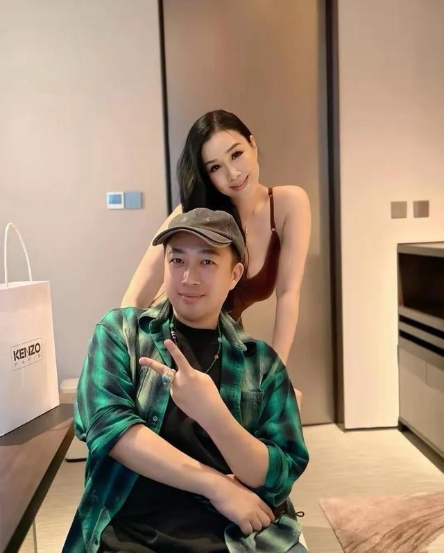 55岁钟丽缇与于正聚餐照曝光 身材丰腴状态年轻引热议