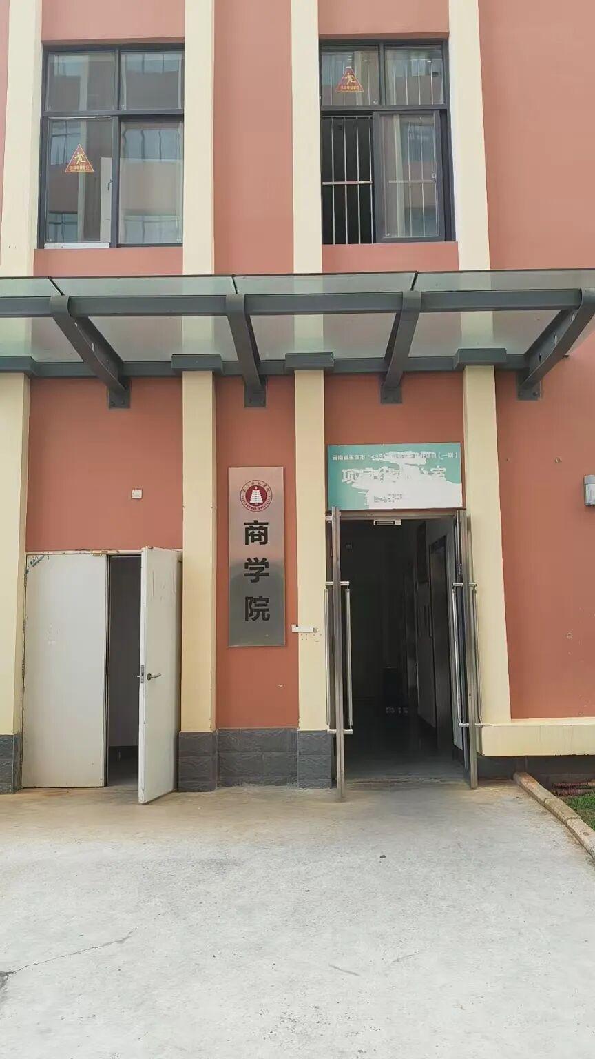 开宝马、住别墅、朋友圈晒旅游的老赖们，“没钱”还债