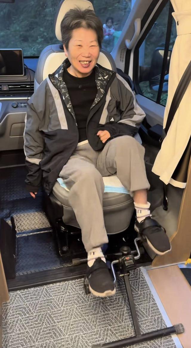 26岁小伙房车带瘫痪母亲旅行：三年悉心照料，只为圆母亲看世界梦