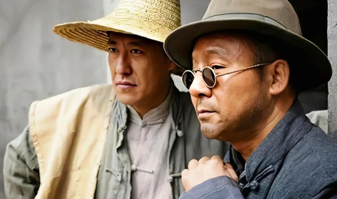 抗战时地下党被捕，伪乡长看后踢了对方一脚：共党怎会要这蠢货？