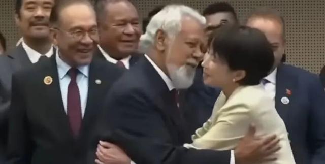 东帝汶总理试图亲吻高市早苗脸颊被回避