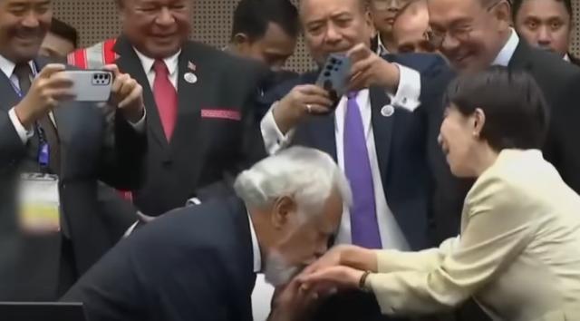 东帝汶总理向东盟峰会日本首相高市早苗行吻手礼，亲脸颊被回避