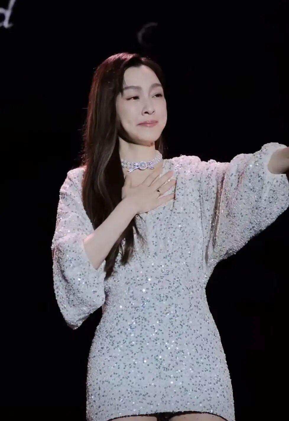 范玮琪戴疑似大S骨灰项链开唱，真情还是炒作引热议