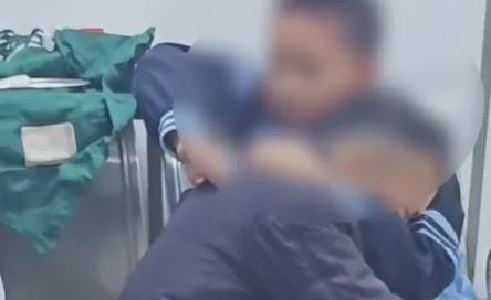儿子考10分遭父亲椅子砸伤，医院内父亲自责扇脸儿子暖心安慰