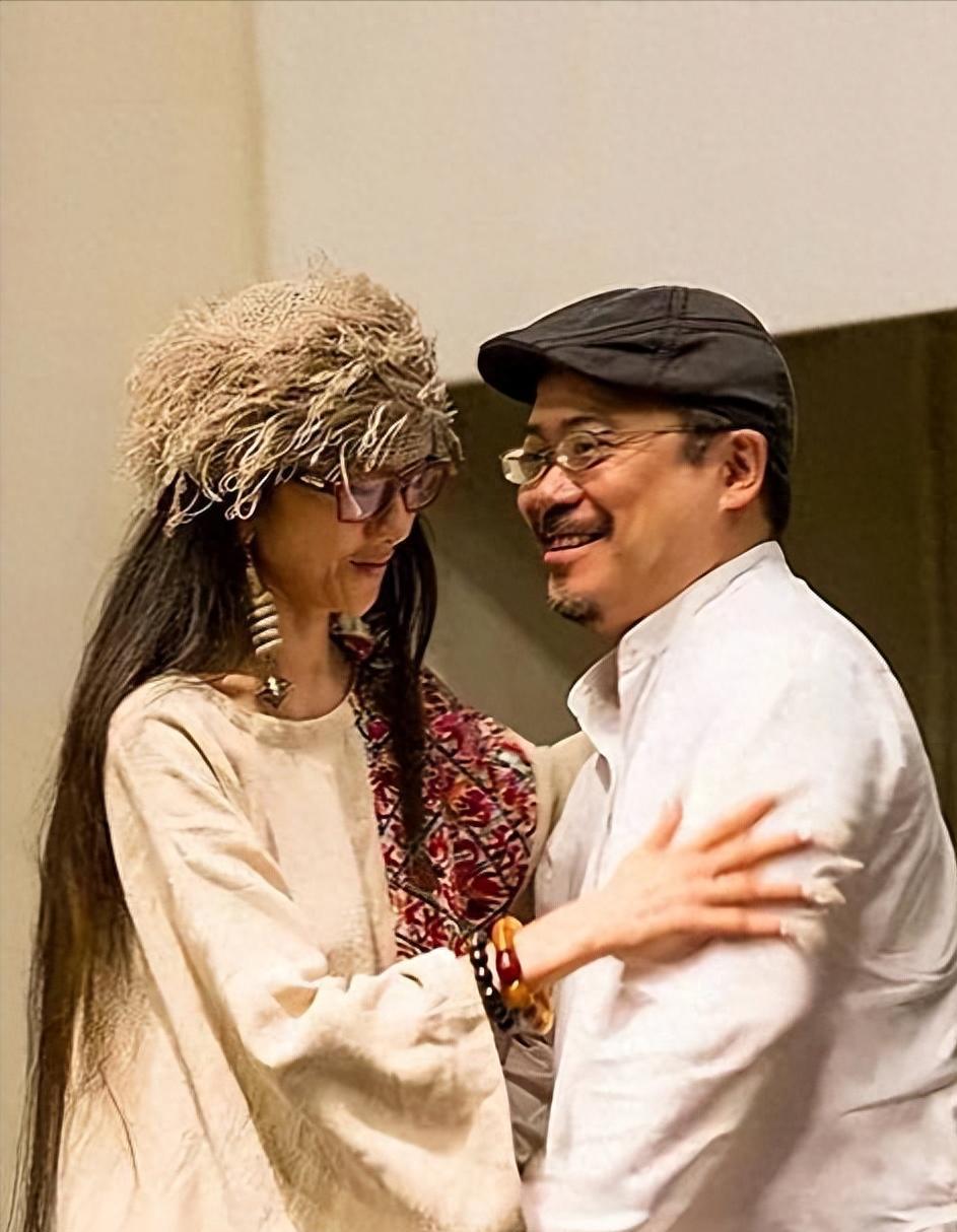 杨丽萍离婚22年，富豪前夫依旧迷恋她主打守护，哪怕不生孩子也行