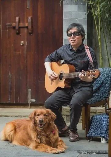 周云蓬宣布暂停巡演：民谣歌手的困境与情怀的纯粹性