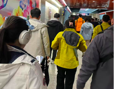 北京冬季街头奇观：为何冲锋衣成为全民“标配”？