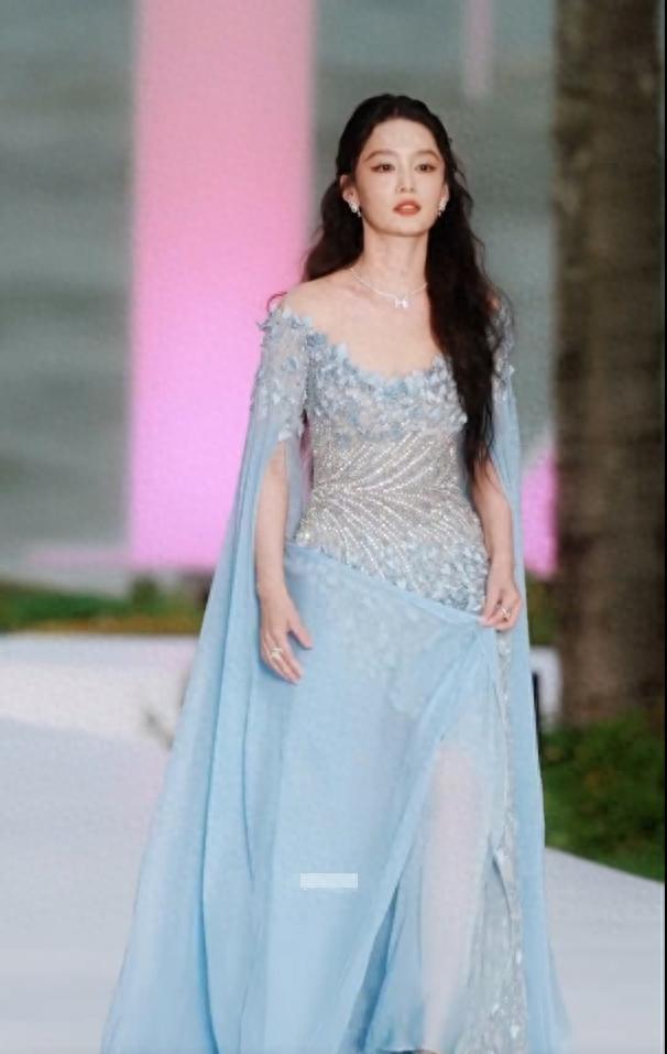 红毯看点多！代露娃摔3次，沈佳润走过头，张予曦被吹成“海胆”