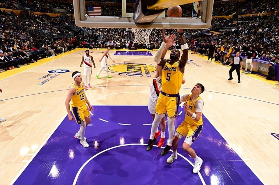 湖人球迷需理性看待：800万年薪的艾顿是否该被苛责？