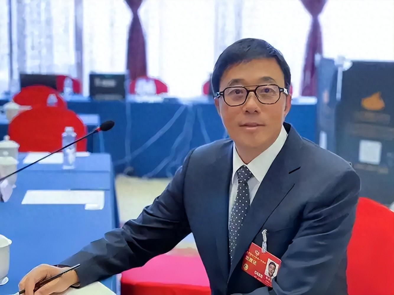 轮到美国被“垄断”了！“芯片之父”弃美回国，研发成果堪比核武