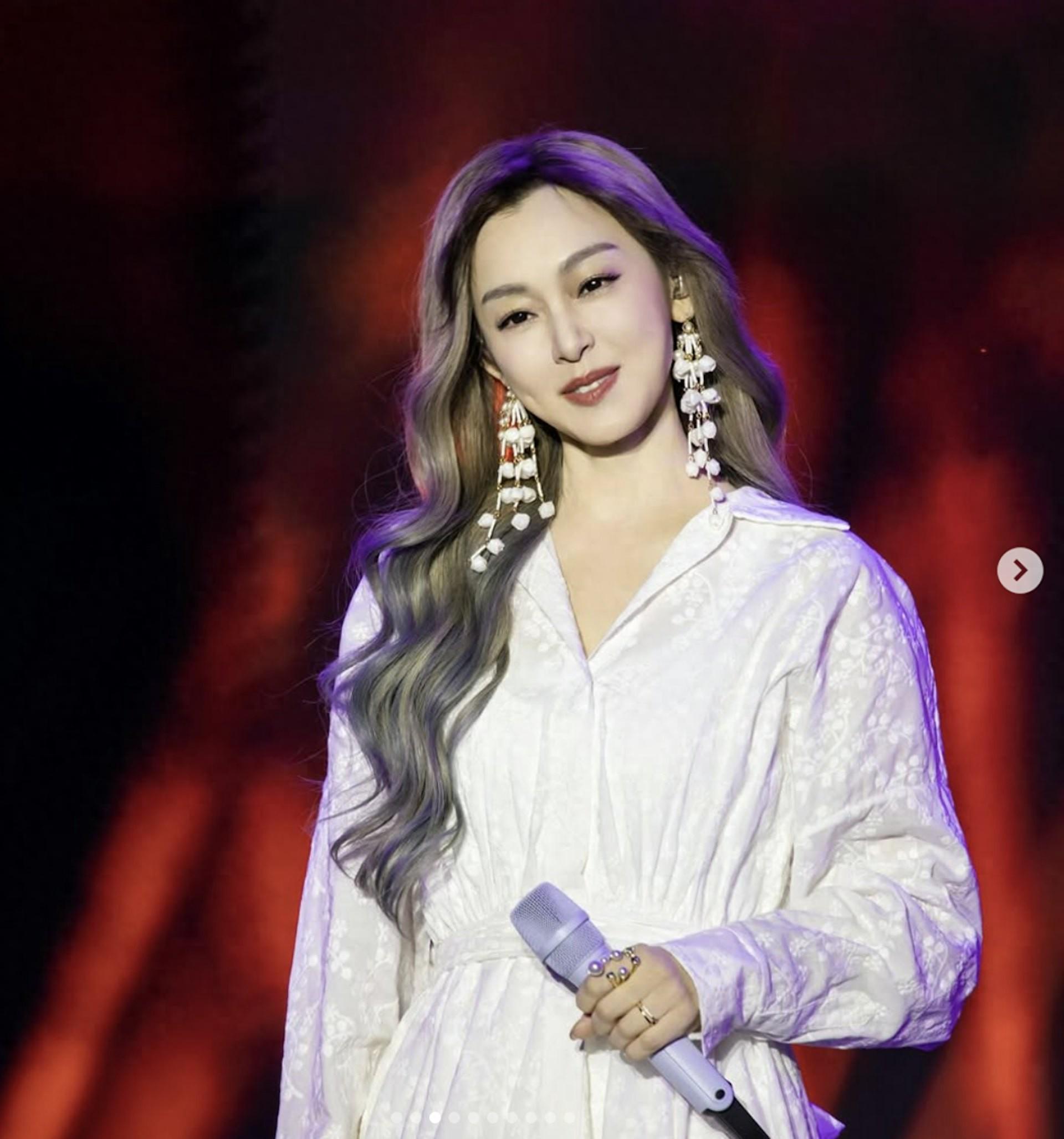 范玮琪演唱会佩戴大S骨灰项链？律师声明辟谣，媒体道歉！