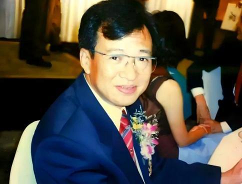 央媒发文悼念许绍雄，文案信息量大，原来成龙当初一个字都没说错