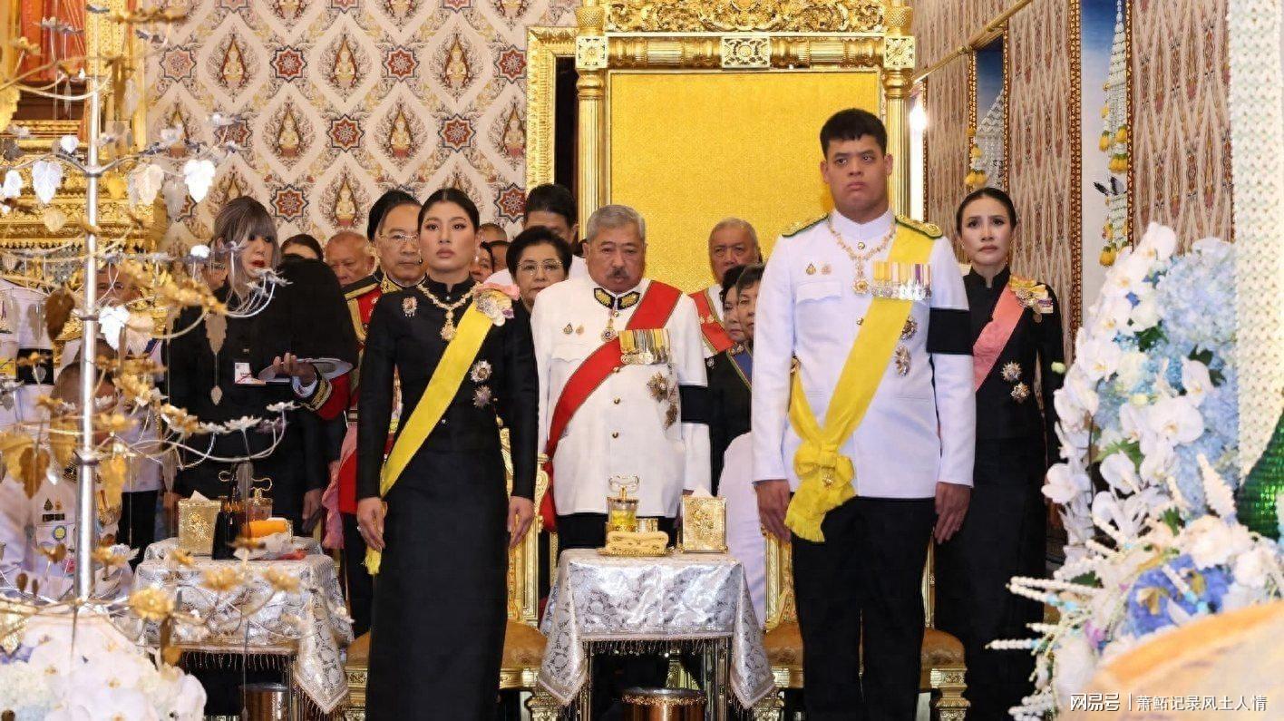 诗丽吉太后葬礼：诗妮娜现身，提帮功获勋章，泰国政局受影响
