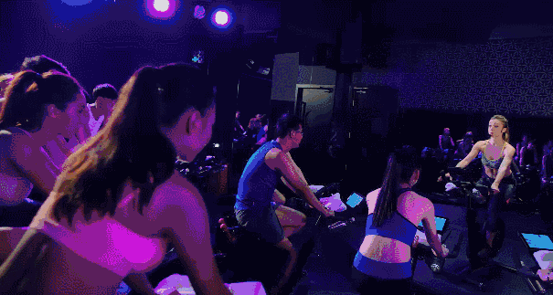 动感单车房的魅力：那些会“整活”的教练到底有多燃？